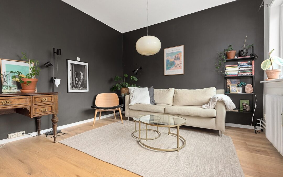 Sprawdzone sposoby na uporczywe plamy na dywanie i tapicerce