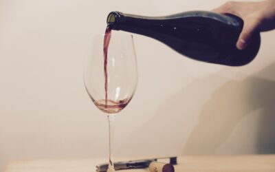 Czerwone wino, tłuszcz, tusz: jak skutecznie usunąć najtrudniejsze plamy?